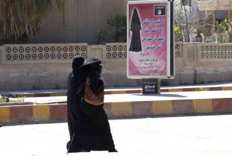 Γυναίκες στη Ράκκα με την υποχρεωτική αμφίεση που προβάλλουν ακόμα και σε αφίσες σε όλην την  πόλη