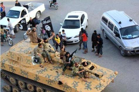 Αμερικανικά τεθωρακισμένα  οδηγούνται περήφανα απο τους ισλαιστές τρομοκράτες στη Ράκκα