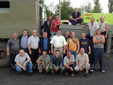εθελοντές της πολιτοφυλακής του Donbass φυλάνε κάποια αποθέματα νερού
