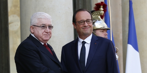 O Πρόεδρος της Γαλλίας σε χειραψία με τον Ιρακινό ομόλογό του. Ο Ολλάντ πάντα εκτός τόπου και χρόνου, χαμογελάει ενώ παίζονται τα κεφάλια όλης της Μ Ανατολής