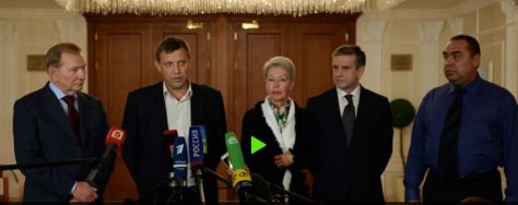 Μινσκ 5/9 από αριστερά προς δεξιά: τέως Πρόεδρος Ουκρανίας, Πρωθυπουργός Ντονέτσκ, Πρέσβειρα ΟΑΣΕ,Πρέσβης Ρωσίας,Πρωθυπουργός Λουγκάνσκ