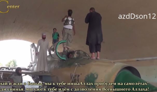 μήνυμα μασκοφόρου τζιχαντιστή επάνω στα στρατιωτικά αεροσκάφη της Συρίας